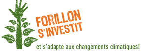 Logo représentant un bras vertical avec des feuilles qui poussent de chaque côté.  À droite, il est écrit Forillon s'investit et s'adapte aux changements climatiques.