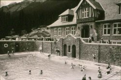 Baigneurs dans la piscine thermale Upper Hot Springs vers 1932