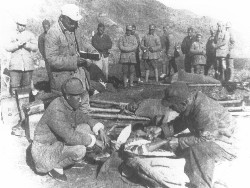 白求恩在战地实地教学，为中国伤员施行手术。约摄于一九三九年。