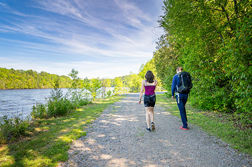 Young persons stroll on the Saint-Maurice shore